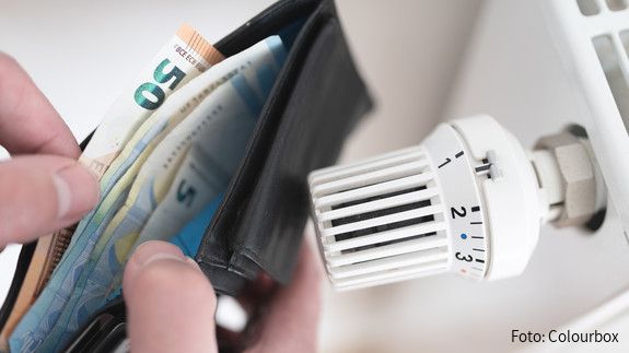 Energieentlastungsgesetz Ein Heizkörper und ein offenes Portemonnaie
