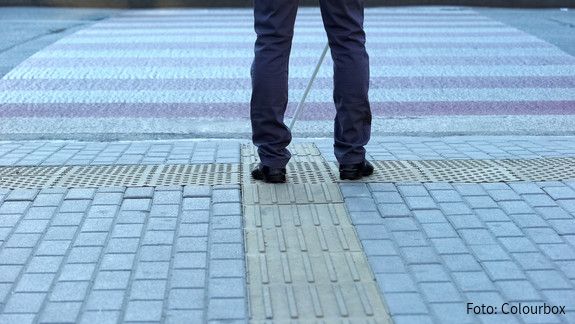 dbb senioren fordern bessere gesundheitliche Aufklärung Beine von Hinten am Straßenrand mit einem Blindenstock