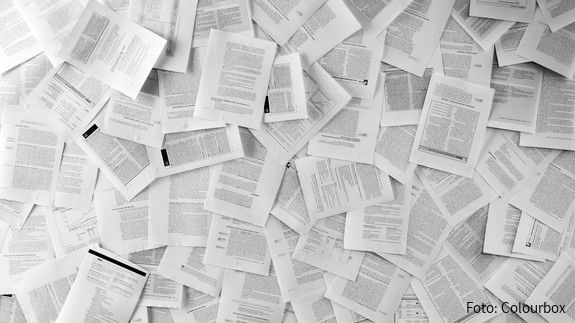 Hunderte einzelne Dokumente und Formulare liegen auf dem Boden neben- und aufeinander. 