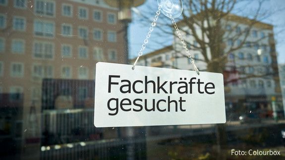 Fachkräftemangel öffentlicher Dienst Das Foto zeigt ein Schild mit der Aufschrift "Fachkräftemangel".