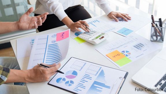 Statistiken rund um den öffentlichen Dienst: Diese bietet der Monitor 2025. Foto zum Thema "Monitor öffentlicher Dienst 2024": Zu sehen sind Statistiken auf Papier, die auf einem Tisch liegen.