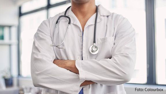 Kern der Krankenhausreform bilden die Umstellung des Finanzierungssystems und der Umbau der Krankenhauslandschaft. healthcare, arms, crossed, medical, man, hands, doctor, hospital, professional, wellness, hand, health, care, surgery, leader, medicine, arm, arms crossed, consulting, leadership, clinic, profession, innovation, trust, expert, medic, consult, people, work, healthy, worker, science, job, support, collaboration, lab, help, doctors, insurance, uniform, confidence, career, research, consultant, stethoscope, check, coat, surgeon, results, checkup