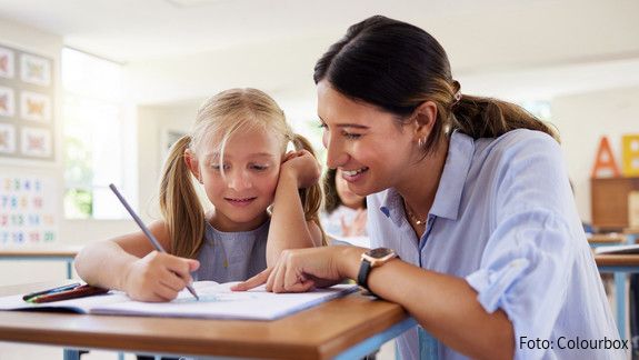 94 Organisationen haben den Bildungsdialog für Deutschland unterzeichnet, darunter der dbb. teacher, learning, helping, girl, woman, happy, student, education, kid, classroom, room, book, art, study, class, drawing, help, studying, notebook, teaching, development, learn, kindergarten, assistance, assessment, happy woman, female, young, people, child, youth, kids, children, smile, work, school, person, students, together, creative, reading, training, information, writing, job, social, listening, happiness, test, future