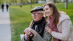 dbb begrüßt gemeinsamen Jahresbetrag für pflegende Angehörige
