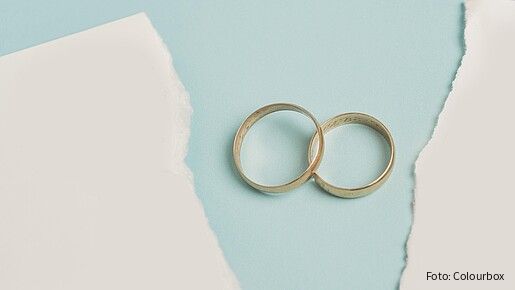 Das Foto zeigt zwei Eheringe, die übereinander liegen. 