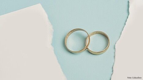 Das Foto zeigt zwei Eheringe, die übereinander liegen. 