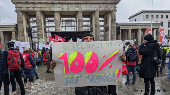 Unter dem Motto „Wecke den Weselsky in Dir!“ haben Sozialarbeitende vom DBSH in Berlin demonstriert. DBSH, Einkommensrunde TV-L, Demo Berlin