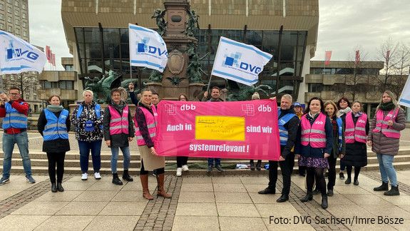 In Leipzig haben Mitglieder der DVG Sachsen am 9. November 2020 bei einer aktiven Mittagspause am Mendebrunnen vor dem Gewandhaus für mehr Einkommen demonstriert.