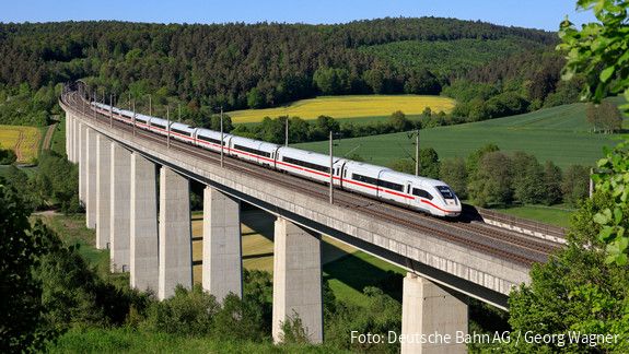ICE der Deutschen Bahn auf der Aula-Talbrücke ICE der Deutschen Bahn auf der Aula-Talbrücke