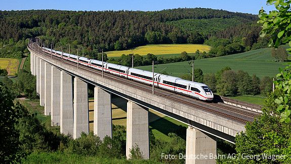 ICE der Deutschen Bahn auf der Aula-Talbrücke