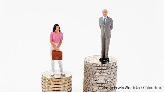 Das Foto zeigt eine männliche und eine weibliche Figur, die auf Münzstapeln stehen. Der Stapel der männlichen Figur ist deutlich höher.