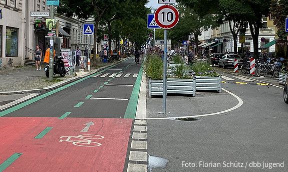 Blick auf neuen breiten Fahrradweg in Berlin