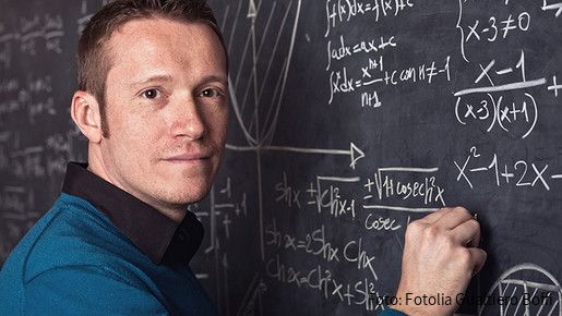 Lehrkraft vor einer Tafel