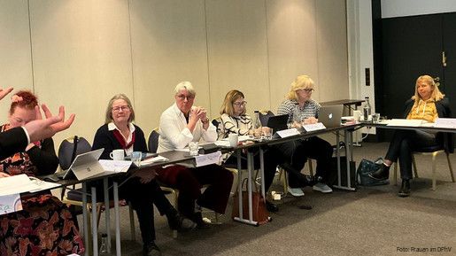 Ein Mann steht vorne in einem Seminarraum und spricht zu den Teilnehmenden