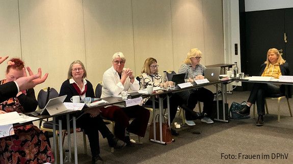 Ein Mann steht vorne in einem Seminarraum und spricht zu den Teilnehmenden