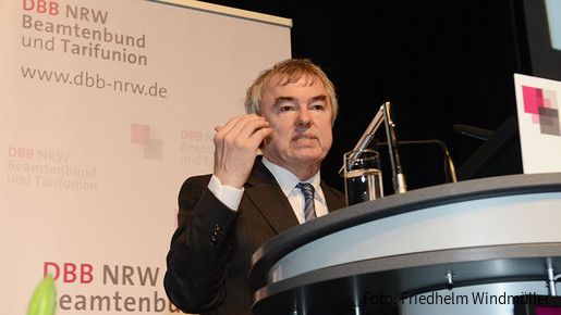 Klaus Dauderstädt auf dem DBB NRW Gewerkschaftstag Klaus Dauderstädt auf dem DBB NRW Gewerkschaftstag