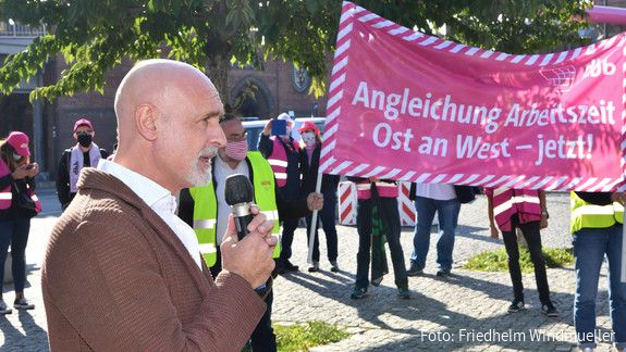 Volker Geyer dbb Vize bei einer Demo