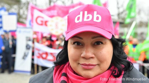 Milanie Kreutz, die Vorsitzende der dbb bundesfrauenvertretung, vor einer Demonstration zur Einkommensrunde Bund und Kommunen 2023
