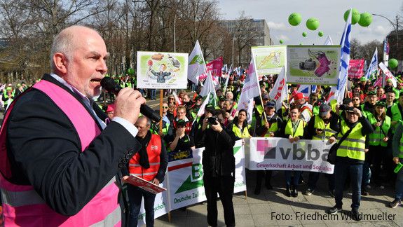 Einkommensrunde 2023 bei Bund und Kommunen: Protest in Berlin