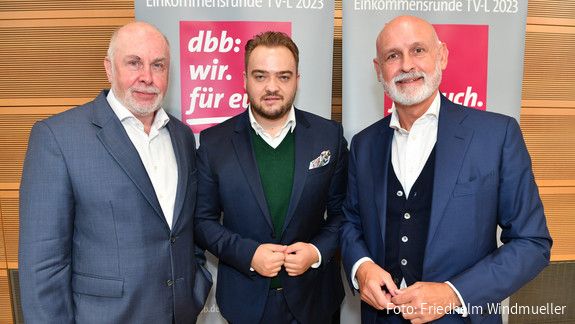 Starten entschlossen in die Einkommensrunde: Ulrich Silberbach, dbb-Bundesvorsitzender, Matthäus Fandrejewski, Vorsitzender der dbb jugend, und dbb-Tarifchef Volker Geyer. 11.10.2023, Jahr > 2023, BTK, Position/Funktion > Gewerkschaft/Berufsverband > Bundestarifkommission, dbb forum berlin