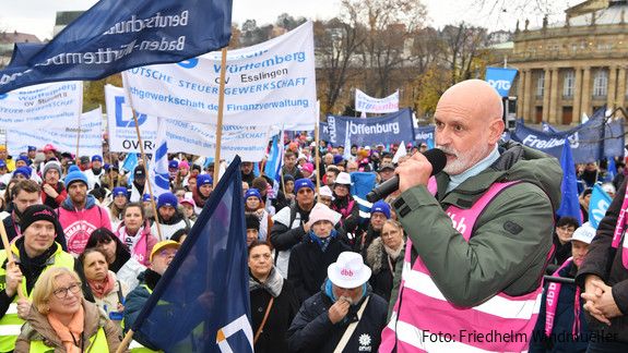 6.000 Beschäftigte demonstrieren in Stuttgart für mehr Einkommen