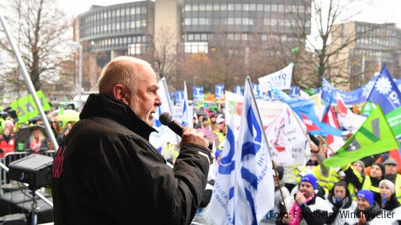 15.000 demonstrieren in Düsseldorf für 10,5 Prozent, mindestens 500 Euro höheres Einkommen dbb Chef Ulrich Silberbach spricht vor 15.000 Beschäftigten