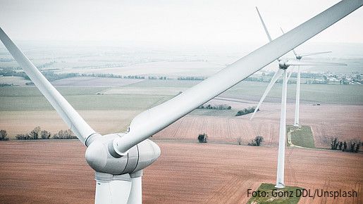 Foto zum Thema "Koordinator für kommunale Entwicklungspolitik": Zu sehen sind Windräder, die in der Praxis oft polarisieren. 