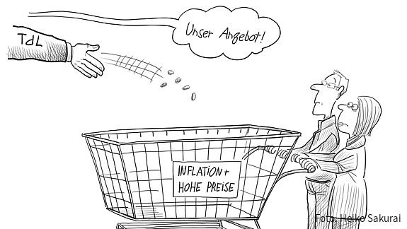 Eine Hand mit der Aufschrift "TdL" wirft ein paar Münzen in einen Einkaufswagen mit der Aufschrift "Inflation & hohe Preise"