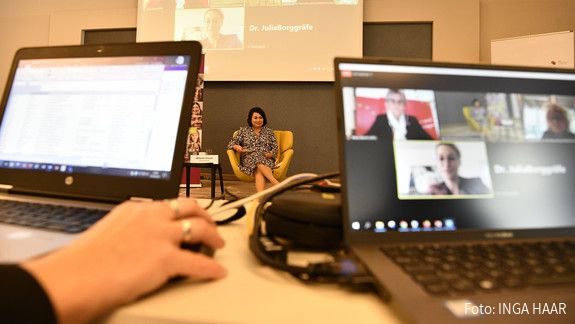 Podiumsdebatte: Digitale Transformation und Gleichstellung zusammendenken Podiumsdebatte im Rahmen der Hauptversammlung der dbb frauen
