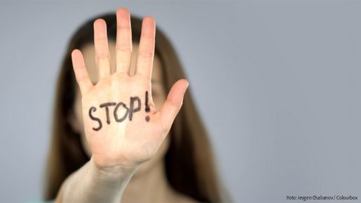 Frau zeigt Stop