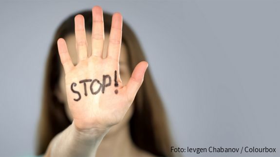 Frau zeigt Stop