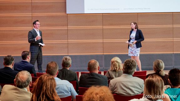 Forum Personalvertretungsrecht Digitale Zusammenarbeit braucht mehr als nur Technik Phillip Mierzwa und janna Melzer beim Forum Personalvertretungsrecht 2021