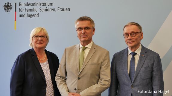 Anke Schwitzer und Hort Günther Klitzing von der dbb bundesseniorenvertretung gemeinsam mit Gastgeber Andreas Schulze.