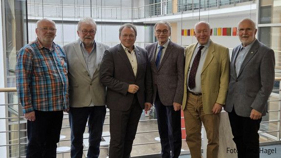Kooperation mit Fachgewerkschaften: Nur Zusammenwirken aller verspricht Erfolg Auf dem Gruppenfoto sind zu sehen: Peter Schulz, Bezirksseniorenvertreter des GDL Bezirks Nord-Ost, Heinz Schüler, Sprecher des bundesweiten Arbeitskreises Seniorenpolitik der GDL, GDL-Bundesvorsitzender Mario Reiß sowie Horst Günther Klitzing und seine Stellvertreter Thomas Krupp und Max Schindlbeck von der Geschäftsführung der dbb bundesseniorenvertretung (von links).