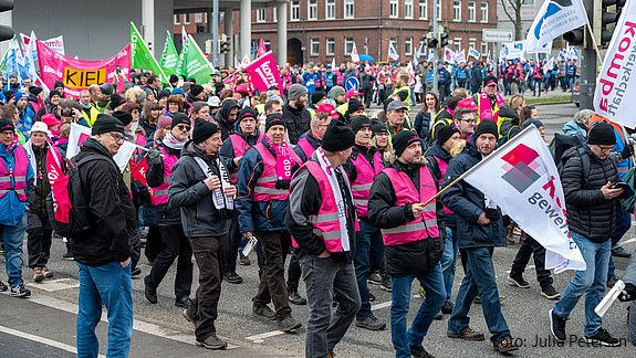 Demonstrationszug durch Kiel im Rahmen der Einkommensrunde Öffentlicher Dienst Bund und Kommunen 2023 