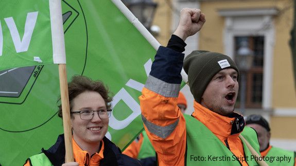 Zu der Kundgebung am Domplatz in Magdeburg hatten sich über 300 Beschäftigte versammelt. dbb, VDStra, Warnstreik, Magdeburg, Einkommensrunde 2023