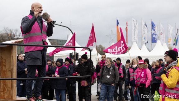 Einkommensrunde, öffentlicher Dienst, Warnstreik, Demonstration, Hamburg, dbb, Beamte, komba, Gewerkschaft, Streik, Volker Geyer, Tarif, Politik, Arbetgeber, Personal, Bund, Kommunen, Bundesländer, Inflation, Engelt, Beschäftigte, Gehalt