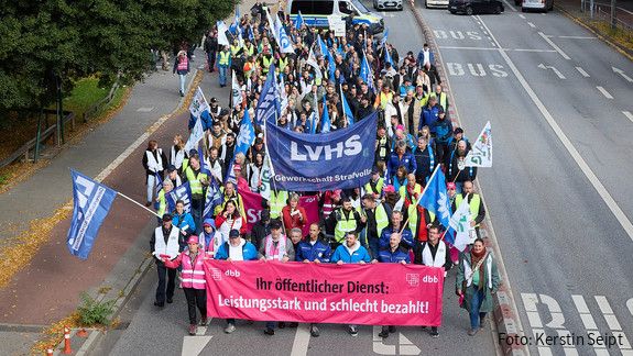 Das Foto zeigt Teilnehmende der Demo zur Stadtstaatenzulage in Hamburg.