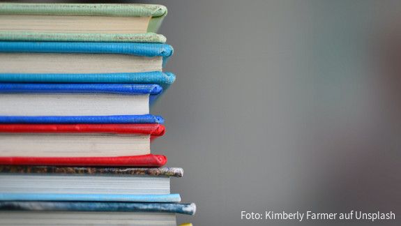 CESI unterstützt Europäische Union of Skills Verschiedenfarbige Bücher