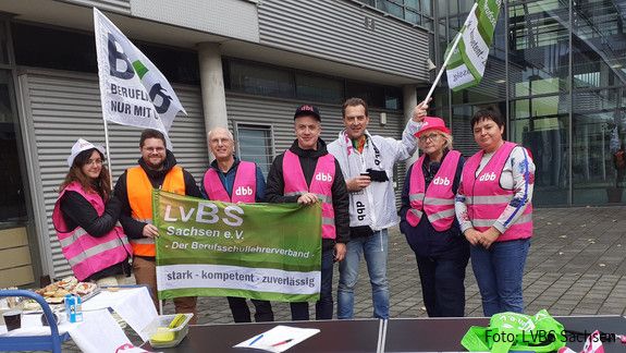 Im sächsischen Meißen und niedersächsischen Nordhorn haben Berufsschullehrkräfte ihre Forderungen unterstrichen. Im sächsischen Meißen und niedersächsischen Nordhorn haben Berufsschullehrkräfte ihre Forderungen unterstrichen.