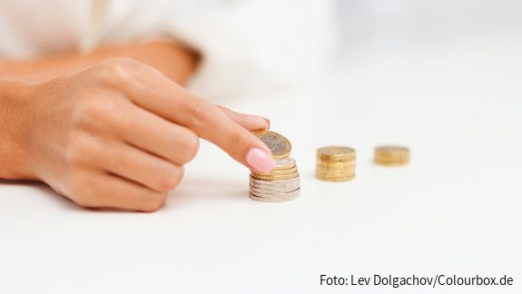 Equal Pay Day 2022: Digitale Tools für mehr Lohngerechtigkeit nutzen column, euro, coin, many, money, currency, saving, business, female, woman, hand, arm, holding, putting, office, businesswoman, investing, safe, invest, bank, banking, cash, coins, collect, earn, earnings, economics, economy, finance, financial, fortune, income, investment, people, person, human, rich, success, thrifty, wealth, heap, tower, rate, prize, stack, pile, cent, growth, salary, savings