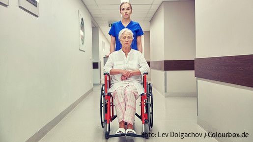 Krankenpflegerin mit Patientin Krankenpflegerin mit Patientin