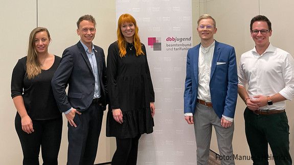 Bundesjugendausschuss Fünf junge Menschen stehen nebeneinander und gucken freundlich in die Kamera. Sie bilden die Bundesjugendleitung der dbb jugend.