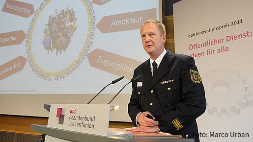 orstellung des 1. Preises für die Entwicklung einer 3D-Simulationssoftware durch einen Kollegen der Feuer- und Katastrophenschutzschule Rheinland Pfalz