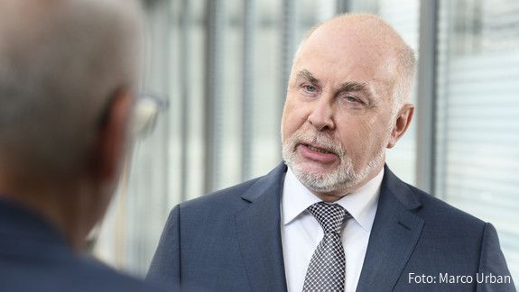 Ulrich Silberbach dbb Chef Ulrich Silberbach im Gespräch mit einer ihm gegenüber stehenden Person
