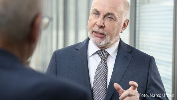 Ulrich Silberbach dbb Chef Ulrich Silberbach im Gespräch mit einer ihm gegenüber stehenden Person