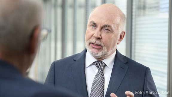 dbb Chef Ulrich Silberbach im Gespräch mit einer ihm gegenüber stehenden Person