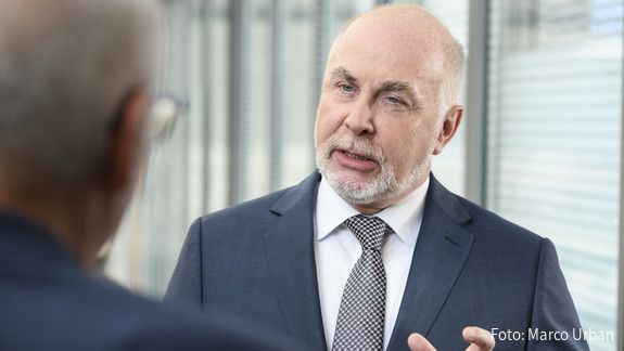 dbb Chef Ulrich Silberbach im Gespräch mit einer ihm gegenüber stehenden Person