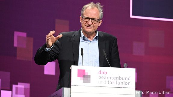 Albrecht von Lucke Albrecht von Lucke, Publizist, Jurist und Politikwissenschaftler, bei der dbb Jahrestagung 2023 in Köln
