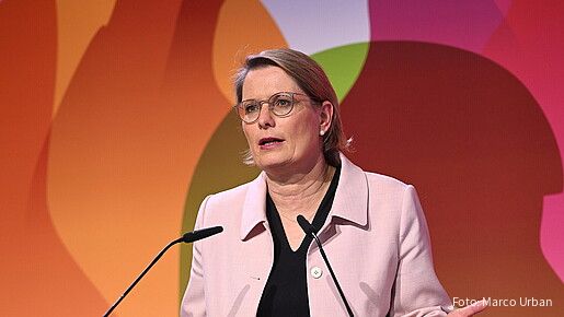 Eine Frau steht hinter einem Rednerpult und spricht in das Mikrofon. Es handelt sich um Bundesjustizministerin Dr. Stefanie Hubig.